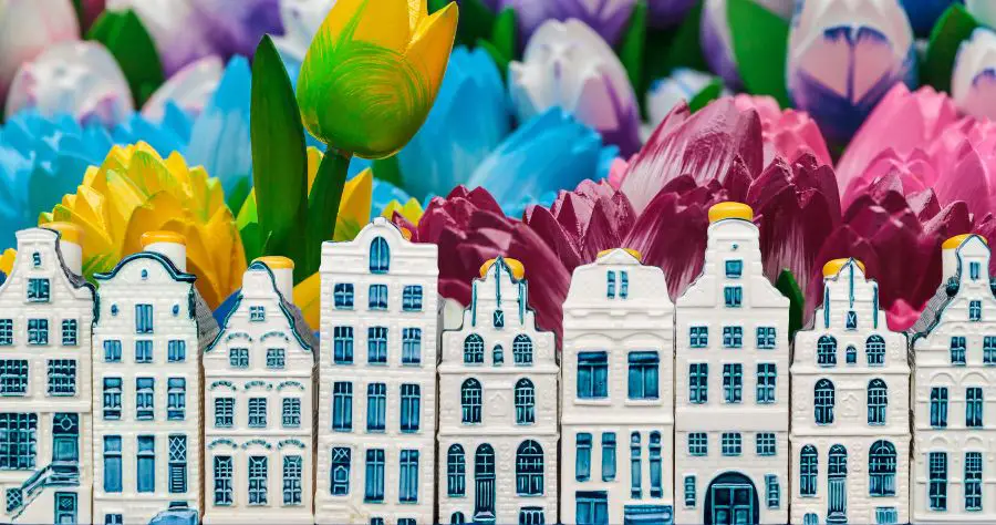 Tulips with miniature Delfs Blue pottery canal houses