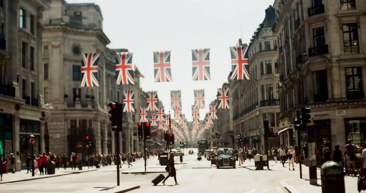 Straat in London with British flags