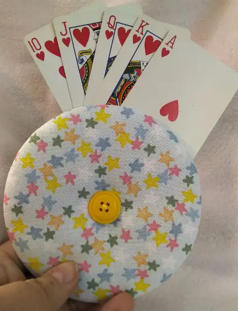 A small tool to easily hold your cards