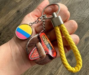 A keychain with the flag of Colomia and a miniature bag