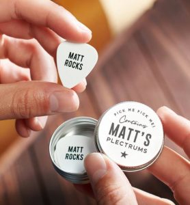 Tin with personalized guitar picks
