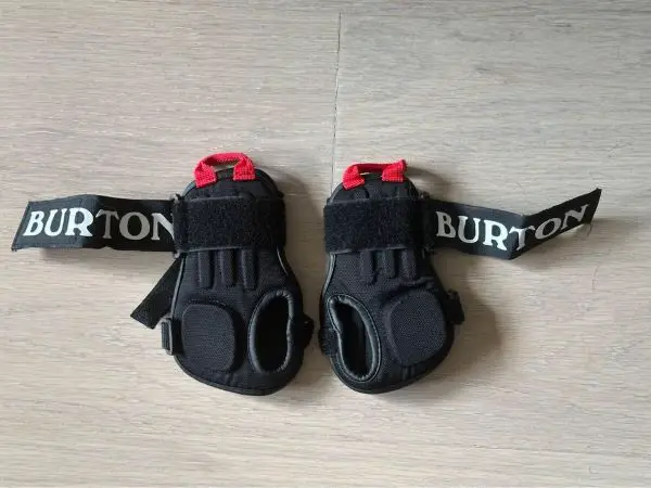 Wrist guards for snowboard from the brand Burton