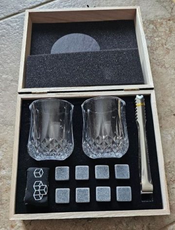 A gift set with glasses and cooling stones