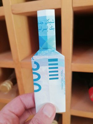 Bottle -shaped money origami