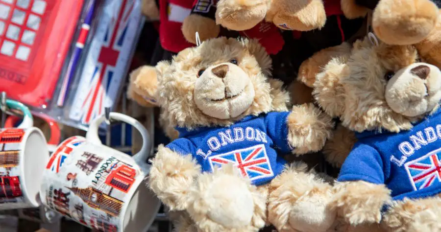 An image of small London souvenirs such as a beer and mug
