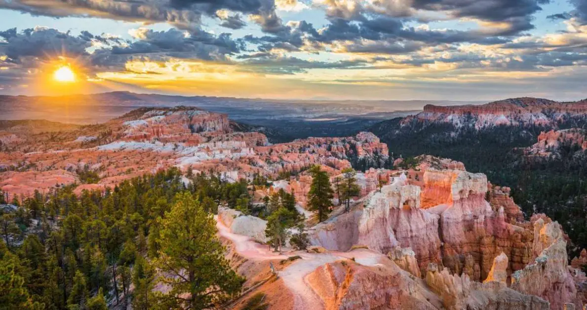 A photo of a sunrise in a national park
