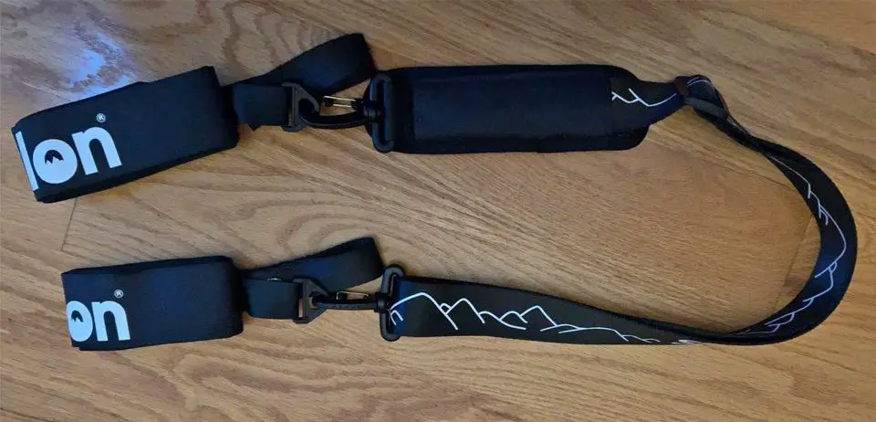 A strap to carry skies