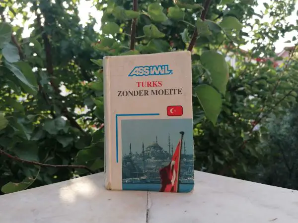 A language book to learn Turkish for Dutch people