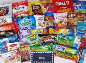 A photo fo 30 different snacks from the US